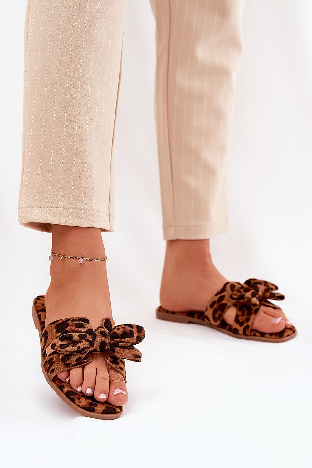 Clacquettes model 210795 Step in style